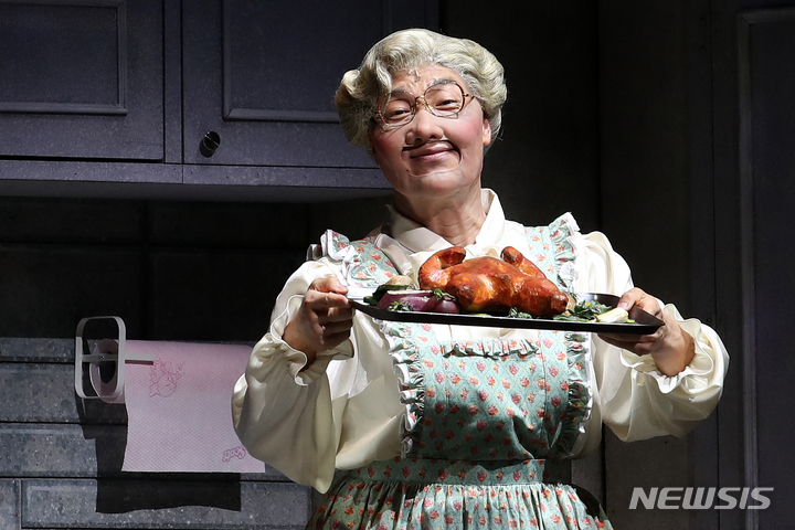 [서울=뉴시스] 조성우 기자 = 뮤지컬 '미세스 다웃파이어'에서 미세스 다웃파이어와 다니엘 1인 2역을 맡은 배우 양준모가 1일 오후 서울 송파구 샤롯데씨어터에서 열린 프레스콜에서 극 중 장면을 선보이고 있다. 2022.09.01. xconfind@newsis.com