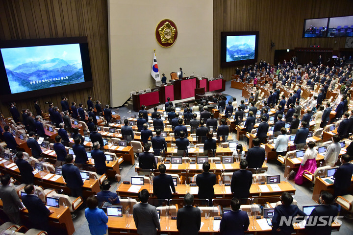 [서울=뉴시스] 고범준 기자 = 지난 1일 서울 여의도 국회 본회의장에서 열린 제400회 국회(정기회) 개회식에서 의원들이 국민의례를 하고 있다. (공동취재사진) 2022.09.01. photo@newsis.com