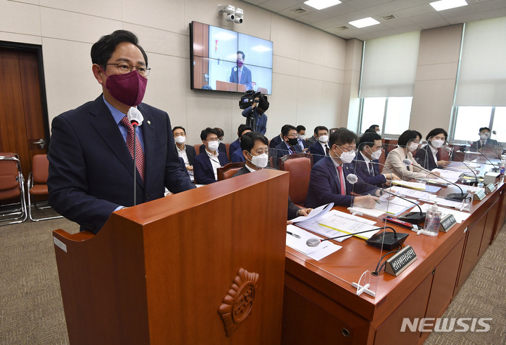 [서울=뉴시스] 최진석 기자 = 박수영 국민의힘 의원이 1일 서울 여의도 국회에서 열린 산업통상자원중소벤처기업위원회 전체회의에서 제안설명을 하고 있다. (공동취재사진) 2022.09.01. photo@newsis.com