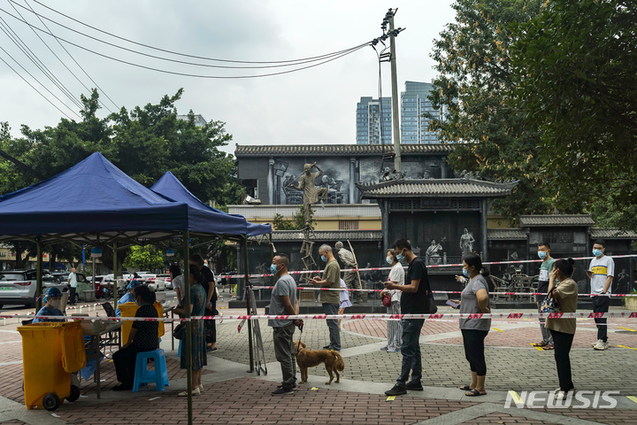 [청두=AP/뉴시스]중국 남서부 쓰촨성 청두 주민들이 지난 30일 코로나 검사를 받기 위해 줄서 있다. 인구 2100만명의 이 도시가 코로나 발생으로 봉쇄된 상태다. 2022.8.30