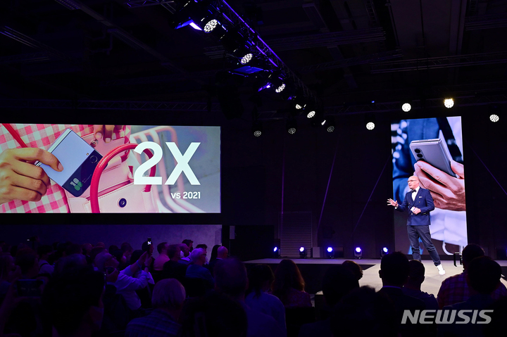 [서울=뉴시스]삼성전자가 독일 베를린에서 열리는 유럽 최대 가전전시회 'IFA 2022' 개막에 앞서 1일(현지시간) 개최된 '삼성 프레스 컨퍼런스'에서 '갤럭시 Z플립4'와 '갤럭시 Z폴드4'의 출하량이 전작 대비 2배 증가하는 등 유럽 초기 판매 신기록을 달성했다고 밝혔다. 사진은 삼성 프레스 컨퍼런스에서 벤자민 브라운 삼성전자 구주총괄 마케팅팀장(상무)이 해당 내용을 발표하는 모습. (사진=삼성전자 제공)