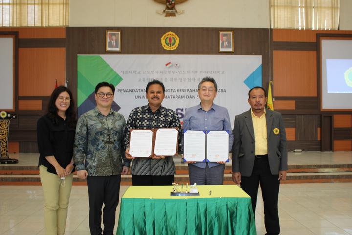 인도네시아 마타람대학 밤방 하리 쿠스모 총장(좌), 서울대 글로벌사회공헌단 여명석 단장(우). 사진 서울대학교 *재판매 및 DB 금지