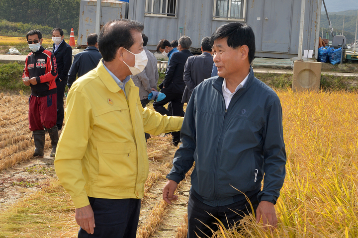 [인천=뉴시스] 유천호 강화군수가 강화섬쌀 현장을 찾아 농민과 대화를 나누고 있다. (사진=강화군 제공) *재판매 및 DB 금지