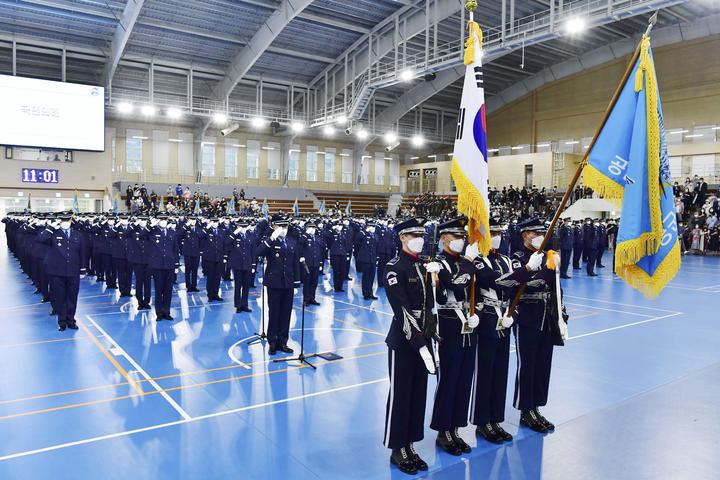 [진주=뉴시스] 제243기 부사관 후보생 임관식에서 임관자들이 국기에 대한 경례를 하고 있다. *재판매 및 DB 금지