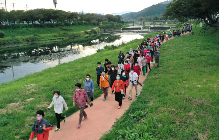 순창군 경천에서 열린 '제1회 체육회장배 경천 걷기대회'에 참여한 군민들이 경천 고수부지길을 걷고 있다. *재판매 및 DB 금지