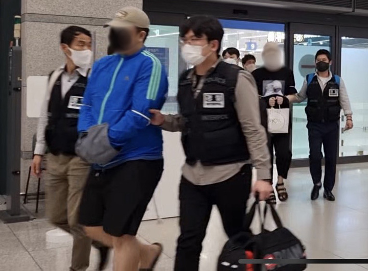 [서울=뉴시스] 조수정 기자 = 필리핀 거점 전화금융사기(보이스피싱) 피의자 이몽룡파 부총책 A씨와 조직원 B씨가 2일 인천국제공항을 통해 국내 송환되고 있다. (사진=경찰청 제공) 2022.09.02. photo@newsis.com *재판매 및 DB 금지