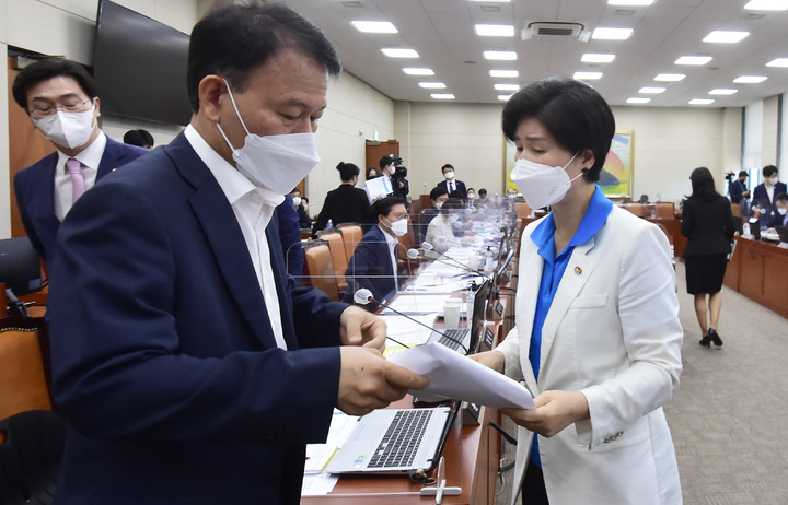 [서울=뉴시스] 최진석 기자 = 백혜련(오른쪽) 국회 정무위 위원장과 국민의힘 윤한홍 정무위 여당 간사가 2일 서울 여의도 국회에서 열린 국회 정무위원회의 한기정 공정거래위원회 위원장 후보자 인사청문회가 후보자의 자료 제출 미비로 정회되자 대화를 나누고 있다. (공동취재사진) 2022.09.02. photo@newsis.com