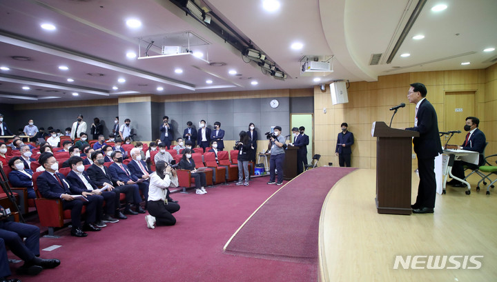 [서울=뉴시스] 김선웅 기자 = 국민의힘 윤두현 상임전국위원회 의장 직무대행이 2일 서울 여의도 국회에서 열린 제6차 상임전국위원에서 인사말을 하고 있다. 2022.09.02. mangusta@newsis.com