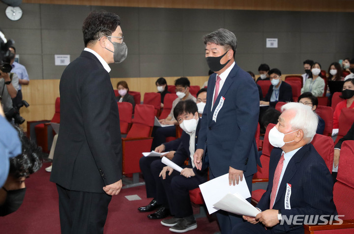 [서울=뉴시스] 김선웅 기자 = 권성동 국민의힘 원내대표가 2일 서울 여의도 국회에서 열린 국민의힘 제6차 상임전국위원회에 참석해 상임전국위원들과 인사를 나누고 있다. 2022.09.02. mangusta@newsis.com