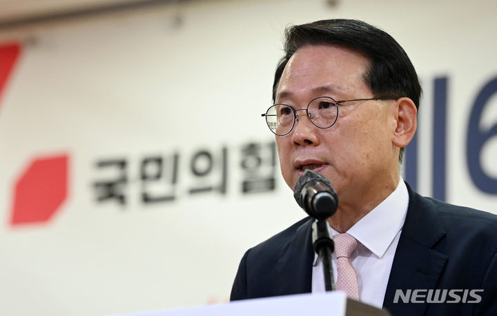 [서울=뉴시스] 김선웅 기자 = 윤두현 국민의힘 상임전국위원회 의장 직무대행이 2일 오전 서울 여의도 국회 의원회관에서 열린 국민의힘 제6차 상임전국위원회에서 인사말을 하고 있다. (공동취재사진) 2022.09.02. photo@newsis.com