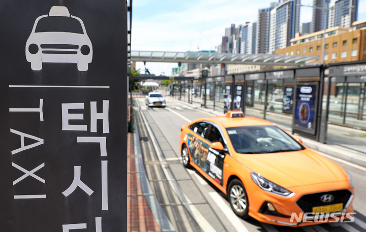 [서울=뉴시스] 이영환 기자 = 2일 오후 서울 시내의 한 택시 승강장에 택시들이 대기하고 있다. 서울시가 지난 1일 심야 택시 승차난 해소를 위한 요금안을 마련하고 서울시의회에 의견청취안을 제출했다. 요금안에 따르면 요금안에 따르면 택시 기본요금은 기존 3800원에서 4800원으로 1000원 인상된다. 기본거리는 현행 2㎞에서 1.6㎞로 줄어들고, 거리요금 기준은 132m당 100원에서 131m당 100원으로 1m 축소된다. 시간요금도 31초당 100원에서 30초당 100원으로 조정된다. 심야 할증시간은 당초 자정부터 익일 오전 4시까지였으나 밤 10시부터 익일 오전 4시까지로 2시간 늘어난다. 20%로 일률 적용하던 심야 할증률도 20~40%로 뛴다. 밤 10시~11시, 익일 새벽 2시~4시까지 20%의 할증률을 적용하고, 밤 11시부터 익일 새벽 2시 사이에는 40%를 적용하는 식이다. 시계외 할증은 기존대로 20%를 유지할 예정이다. 우선 오는 5일 공청회를 열어 택시 업계, 전문가, 시민 의견 등을 토대로 인상안에 대해 논의할 예정이다. 2022.09.02. 20hwan@newsis.com