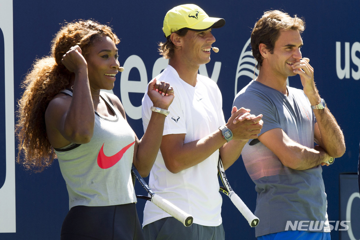 [뉴욕=AP/뉴시스] 세레나 윌리엄스, 라파엘 나달, 로저 페더러가 24일 미국 뉴욕에서 열린 아서 애쉬 키즈데이(Arthur Ashe Kids' Day), U.S. 오픈 테니스 토너먼트 개막식에서 대회를 응원하고 있다. 2022.09.16.