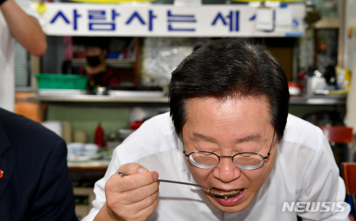 [광주=뉴시스] 이영주 기자  = 이재명 더불어민주당 당대표가 2일 오전 광주 서구 양동시장 한 국밥집에서 식사를 하고 있다. 2022.09.02. leeyj2578@newsis.com