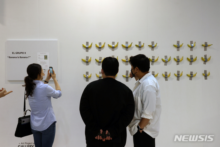 [서울=뉴시스] 박진희 기자 = 국내최대 아트페어 '키아프 서울' 개막날인 2일 서울 강남구 코엑스를 찾은 관람객들이 전시 작품을 감상하고 있다. 2022.09.02. pak7130@newsis.com