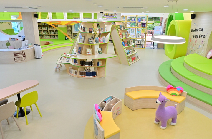 [부산=뉴시스] 부산 서구 어린이복합문화공간, '숲속놀이터' 숲속어린이작은도서관 내부 전경. (사진=서구청 제공) *재판매 및 DB 금지