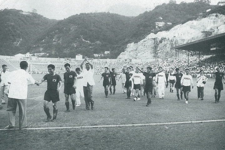 [서울=뉴시스]1956년 홍콩에서 열린 제1회 아시안컵에서 우승을 확정지은뒤 걸어나오는 태극전사들의 모습. (사진=대한축구협회 제공) *재판매 및 DB 금지