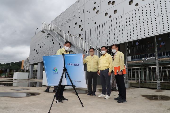 [창원=뉴시스] 강경국 기자 = 홍남표 경남 창원시장이 제11호 태풍 '힌남노'에 대비해 서항지구 재해 취약지역을 방문해 방재시설 운영 상황을 점검하고 있다. (사진=창원시청 제공). 2022.09.03. photo@newsis.com *재판매 및 DB 금지