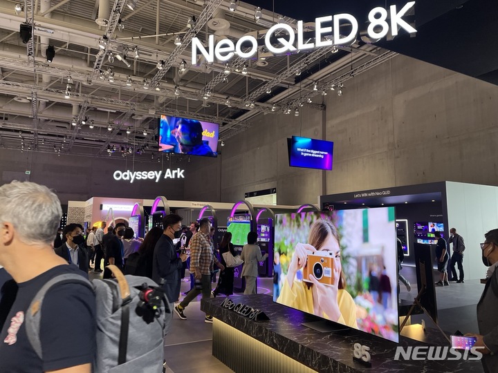 [베를린=뉴시스]2~6일 독일 베를린에서 개최된 유럽 최대 가전 전시회 'IFA 2022'에 참가한 삼성전자. 2022.9.3. lovelypsyche@newsis.com