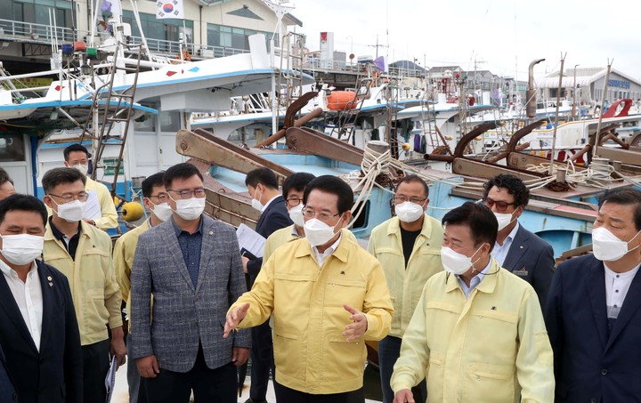 [여수=뉴시스] 이창우 기자=김영록 전남도지사(오른쪽 세 번째)가 3일 제11호 태풍 '힌남노' 북상에 따른 어선대피 사항을 점검하기 위해 여수시 국동항을 방문, 항만을 둘러보며 철저한 사전 예방활동을 강조하고 있다. (사진=전남도 제공) 2022.09.03.  photo@newsis.com *재판매 및 DB 금지