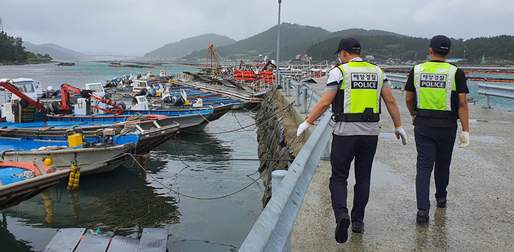 [완도=뉴시스] 전남 완도해경은 태풍이 북상함에 따라  연안안전사고 위험예보제 단계를 '주의보'로 격상하고 해안가 순철을 강화한다고 3일 밝혔다. (사진=완도해양경찰서 제공). photo@newsis.com *재판매 및 DB 금지