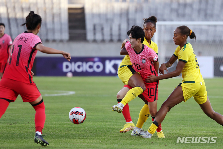 [화성=뉴시스] 고승민 기자 = 3일 경기 화성종합경기타운에서 열린 여자축구 국가대표 대한민국 대 자메이카 친선경기, 대한민국 지소연이 돌파를 시도하고 있다. 2022.09.03. kkssmm99@newsis.com