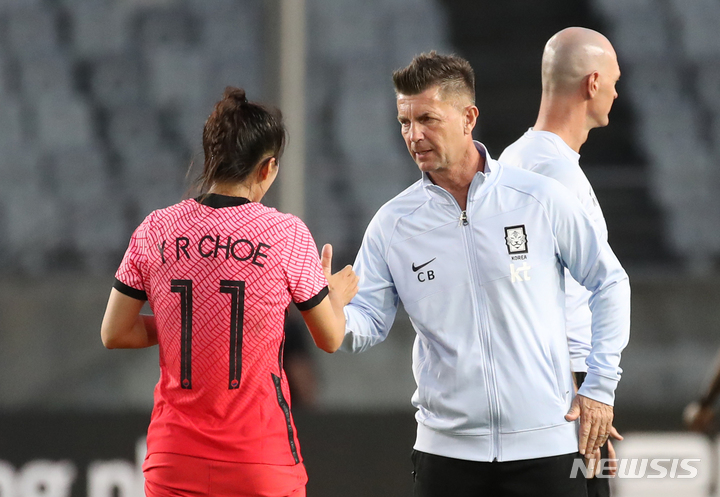 [화성=뉴시스] 고승민 기자 = 3일 경기 화성종합경기타운에서 열린 여자축구 국가대표 대한민국 대 자메이카 친선경기, 자메이카를 1대0으로 꺾은 대한민국 선수들이 콜린 벨 감독과 인사를 하고 있다. 2022.09.03. kkssmm99@newsis.com