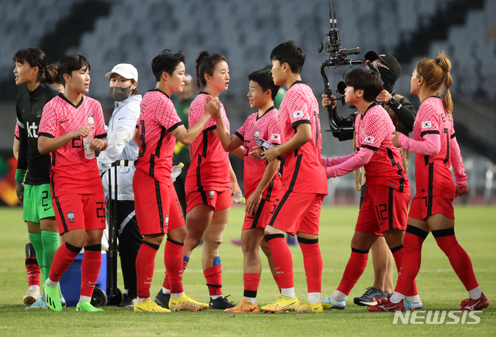 [화성=뉴시스] 고승민 기자 = 3일 경기 화성종합경기타운에서 열린 여자축구 국가대표 대한민국 대 자메이카 친선경기, 자메이카를 1대0으로 꺾은 대한민국 선수들이 인사를 하고 있다. 2022.09.03. kkssmm99@newsis.com