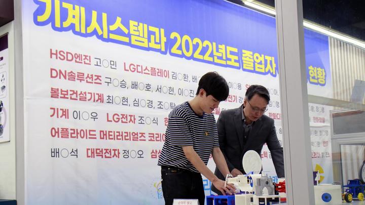 [창원=뉴시스] 김기진 기자 = 배석태 폴리텍 창원캠퍼스 학장(오른쪽)이 정구영 학생과 실습 제품과 관련해 이야기를 하고 있다. 2022.09.02. (사진=폴리텍 창원 제공) photo@newsis.com *재판매 및 DB 금지