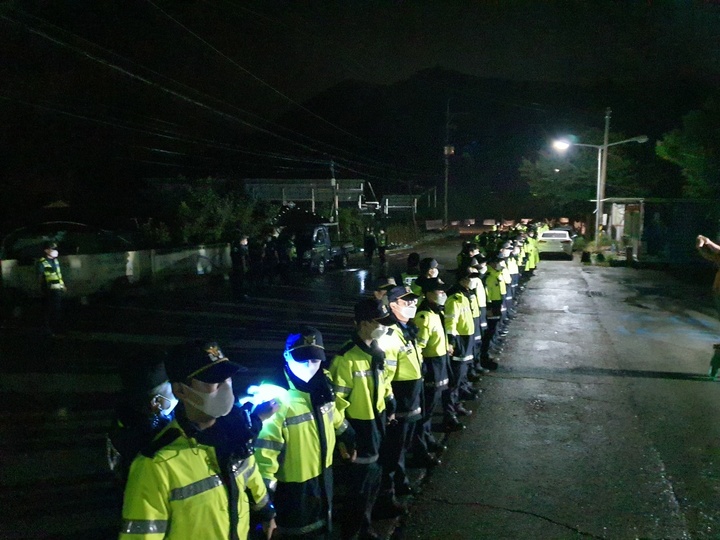 [대구=뉴시스]경북 성주군 소성리 주한미군 사드(THAAD·고고도 미사일 방어체계) 기지를 통하는 도로에서 4일 오전 사드 기지 공사 장비를 반입하는 경찰의 작전이 이뤄지고 있다(사진=사드 철회 소성리 종합상황실 제공) 2022.09.04. photo@newsis.com *재판매 및 DB 금지