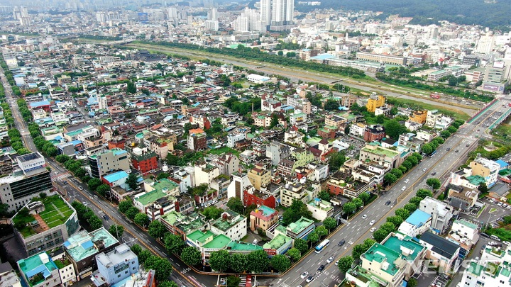 [청주=뉴시스] 연종영 기자 = 충북 청주시 사직4구역 재개발사업 대상지 전경(드론 촬영). jyy@newsis.com