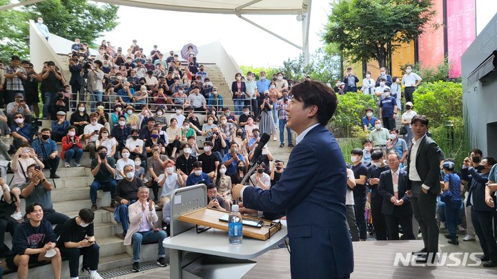 [대구=뉴시스] 고여정 기자 = 4일 오후 대구시 중구 대봉동 김광석 거리에서 이준석 국민의힘 전 대표가 대구 시민들을 만나 기자회견을 하고 있다. 2022.09.04 ruding@newsis.com 