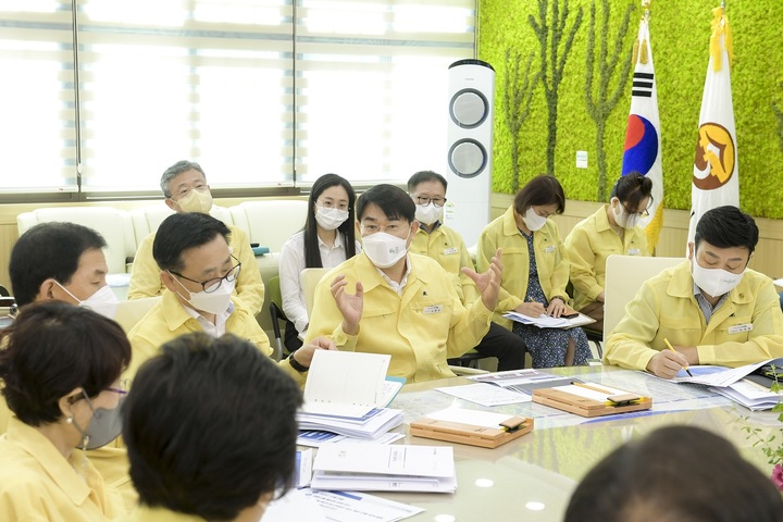 노관규 전남 순천시장과 시 간부공무원들이 태풍 힌남노 북상에 대비한 대책회의를 하고 있다. 순천시 제공 *재판매 및 DB 금지