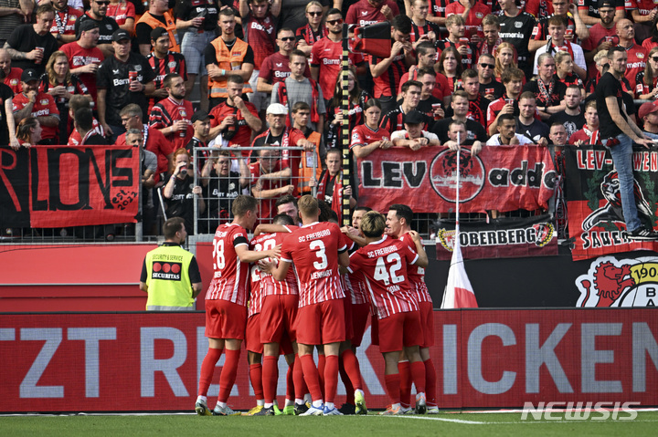[레버쿠젠=AP/뉴시스] 프라이부르크 선수들이 3일(한국시간) 독일 레버쿠젠 바이 아레나에서 열린 바이에르 레버쿠젠과 2022~23 독일 분데스리가 5라운드 원정경기에서 후반 6분 정우영의 어시스트를 받은 마키엘 그레고리슈의 골로 2-1 역전에 성공한 뒤 한 곳에 모여 자축하고 있다. 2022.09.04.