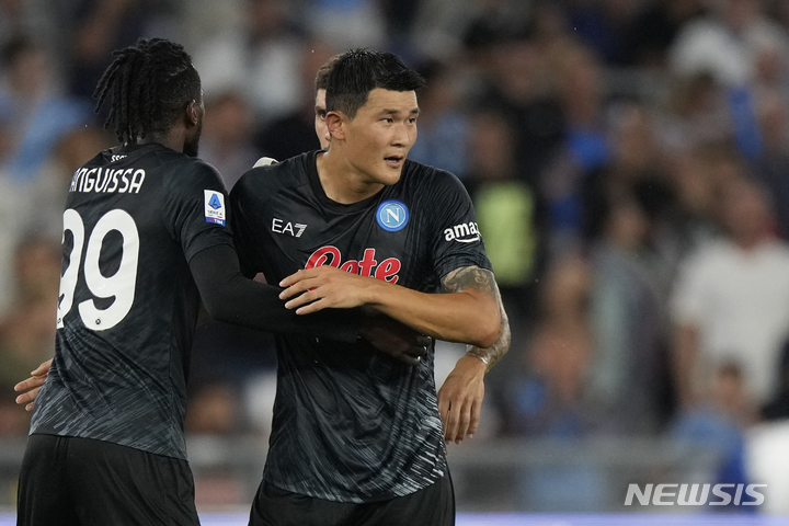 [로마=AP/뉴시스] 나폴리 수비수 김민재(오른쪽)가 3일(현지시간) 이탈리아 로마의 스타디오 올림피코에서 열린 2022~23 이탈리아 프로축구 세리에A 5라운드 라치오와의 경기 전반 38분 동점 골을 넣고 동료들과 기뻐하고 있다. 김민재의 동점 골에 힘입어 나폴리는 2-1로 역전승했다. 2022.09.04. 