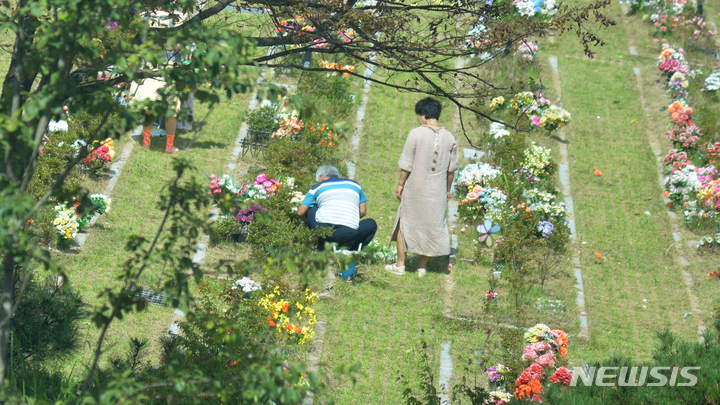 [광주=뉴시스] 류형근 기자 = 추석 명절을 6일 앞둔 4일 오전 광주 북구 영락공원에서 참배객들이 미리 성묘를 하고 있다. 2022.09.04. hgryu77@newsis.com