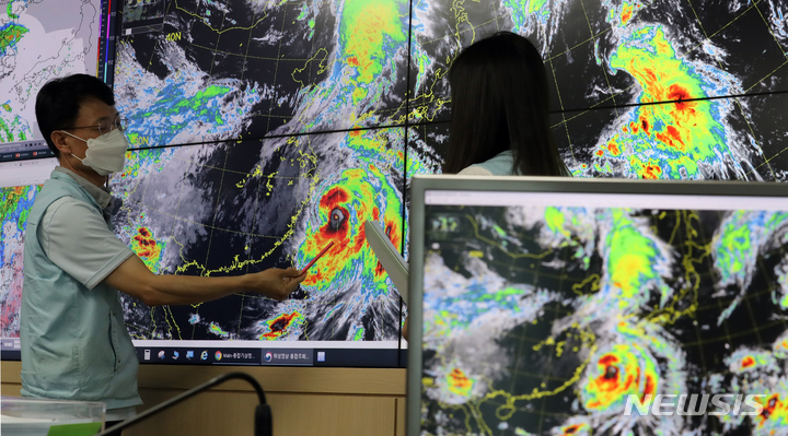 [수원=뉴시스] 김금보 기자 = 예보관들이 4일 오후 경기도 수원시 수도권기상청 기상센터에서 북상하는 제11호 태풍 '힌남노'(Hinnamnor)를 분석·감시하고 있다. 수도권기상청은 전국 대부분 지역에 강한 집중호우와 강풍, 해상에서는 풍랑과 월파가 있을 것으로 예고했다. 2022.09.04. kgb@newsis.com