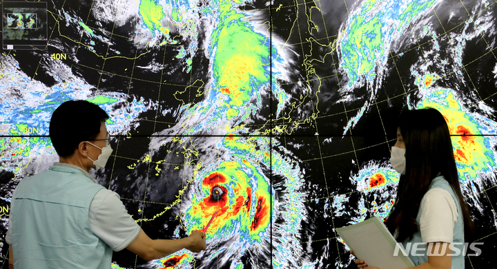 [수원=뉴시스] 김금보 기자 = 예보관들이 4일 오후 경기도 수원시 수도권기상청 기상센터에서 북상하는 제11호 태풍 '힌남노'(Hinnamnor)를 분석·감시하고 있다. 수도권기상청은 전국 대부분 지역에 강한 집중호우와 강풍, 해상에서는 풍랑과 월파가 있을 것으로 예고했다. 2022.09.04. kgb@newsis.com