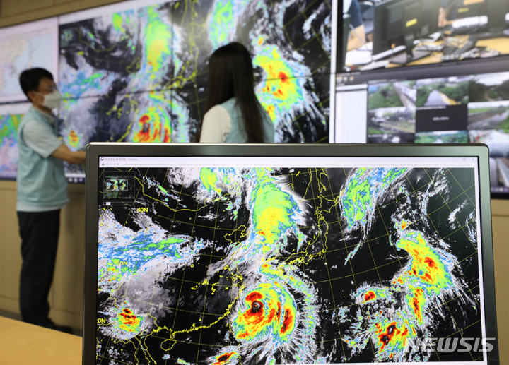 [수원=뉴시스] 김금보 기자 = 예보관들이 4일 오후 경기도 수원시 수도권기상청 기상센터에서 북상하는 제11호 태풍 '힌남노'(Hinnamnor)를 분석·감시하고 있다. 수도권기상청은 전국 대부분 지역에 강한 집중호우와 강풍, 해상에서는 풍랑과 월파가 있을 것으로 예고했다. 2022.09.04. kgb@newsis.com