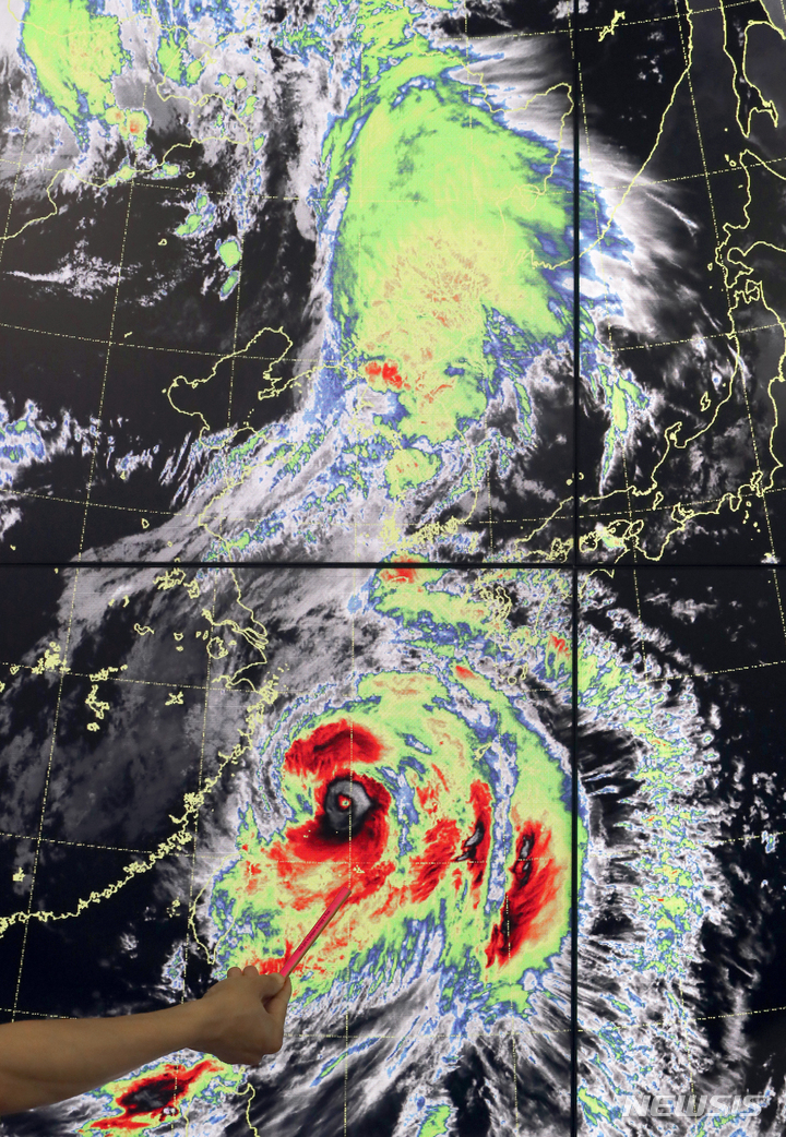 [수원=뉴시스] 김금보 기자 = 예보관들이 4일 오후 경기도 수원시 수도권기상청 기상센터에서 북상하는 제11호 태풍 '힌남노'(Hinnamnor)를 분석·감시하고 있다. 수도권기상청은 전국 대부분 지역에 강한 집중호우와 강풍, 해상에서는 풍랑과 월파가 있을 것으로 예고했다. 2022.09.04. kgb@newsis.com