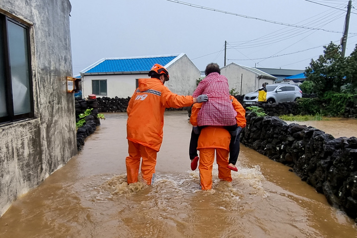 [서귀포=뉴시스] 우장호 기자 = 제11호 태풍 힌남노가 북상 중인 4일 오후 제주 서귀포시 대정읍 영락리의 한 주택가가 물에 잠겨 출동한 소방대원이 주민을 구조하고 있다. 기상청에 따르면 태풍은 오는 6일 새벽 제주를 지나 남해안에 상륙할 것으로 전망됐다. (사진=제주도소방안전본부 제공) 2022.09.04. woo1223@newsis.com *재판매 및 DB 금지