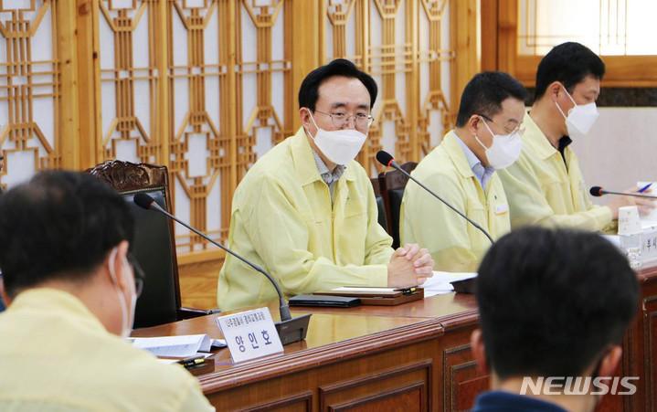 [나주=뉴시스] 윤병태 전남 나주시장이 제11호 태풍 '힌남노' 북상에 대비해 재난대책회의를 주재하고 있다. (사진=나주시 제공) 2022.09.04. photo@newsis.com