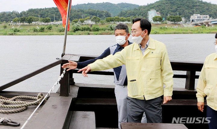 [나주=뉴시스] 윤병태 전남 나주시장이 제11호 태풍 '힌남노' 북상에 대비해 영산강 황포돛배 선착장을 점검하고 있다. (사진=나주시 제공) 2022.09.04. photo@newsis.com