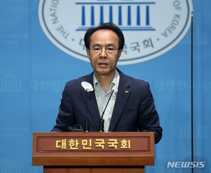 [서울=뉴시스] 고범준 기자 = 이동영 정의당 수석대변인이 지난 4일 오후 서울 여의도 국회 소통관에서 정의당 비례대표 총사퇴 권고에 대한 당원 총투표 결과 발표 브리핑을 하고 있다. 정의당은 '최종 개표 결과, 당규 제19호 제19조에 따라 찬성 득표가 과반에 미치지 못해 비례대표 국회의원 사퇴권고 당원총투표는 부결됐다'고 밝혔다. 비례대표 국회의원 5명(류호정 장혜영 강은미 배진교 이은주)의 사퇴 권고안은 찬성 40.75%, 반대 59.25%로 부결됐다. 2022.09.04. bjko@newsis.com