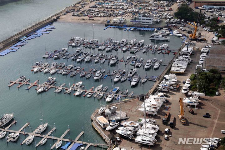 [부산=뉴시스] 하경민 기자 = 제11호 태풍 '힌남노'가 북상 중인 4일 오후 부산 해운대구 수영만요트경기장에서 크레인을 동원해 대형 요트를 육지로 옮기고 있다. 사진은 기사와 직접적인 관계 없음. 2022.09.04. yulnetphoto@newsis.com