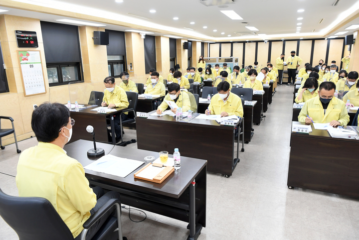 [안산=뉴시스] 이민근 경기 안산시장이 5일 시청에서 태풍 힌남노 대응을 위해 긴급재난안전대책회의를 주재하고 있다. (사진=안산시 제공) 2022.09.05. photo@newsis.com *재판매 및 DB 금지