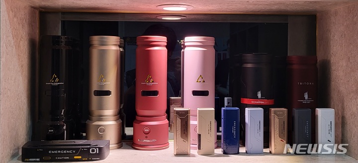 [부산=뉴시스] 샤픈고트 본사에 전시된 스마트 소화기 트리토나. 2022.09.05. eastsky@newsis.com