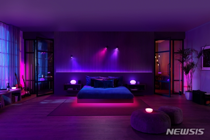 [서울=뉴시스] 시그니파이-삼성 스마트싱스 '뮤직 싱크 서비스'. (사진=시그니파이 제공) 2022.09.05. photo@newsis.com