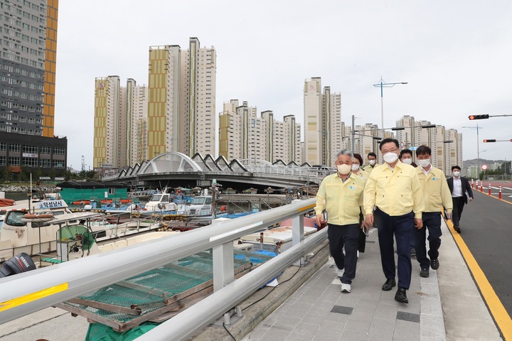 [창원=뉴시스] 강경국 기자 = 홍남표 경남 창원특례시장이 제11호 태풍 '힌남노'에 대비해 5일 진해구 용원배수펌프장 등 재해 취약시설을 점검하고 있다. (사진=창원시청 제공). 2022.09.05. photo@newsis.com *재판매 및 DB 금지