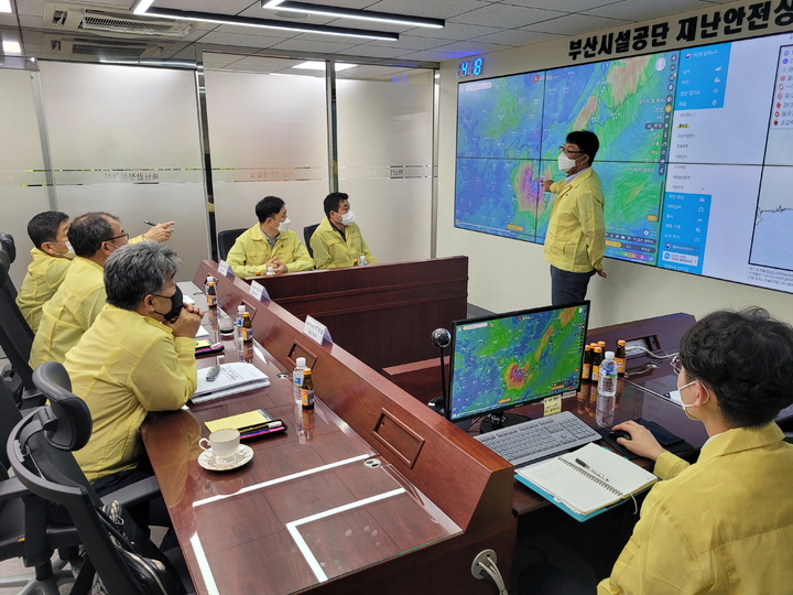[부산=뉴시스] 안우환 안전환경팀장이 5일 공단 본사 재난안전상황실에서 태풍 힌남노의 동선과 대응에 대해 브리핑하고 있다. (사진=부산시설공단 제공) *재판매 및 DB 금지