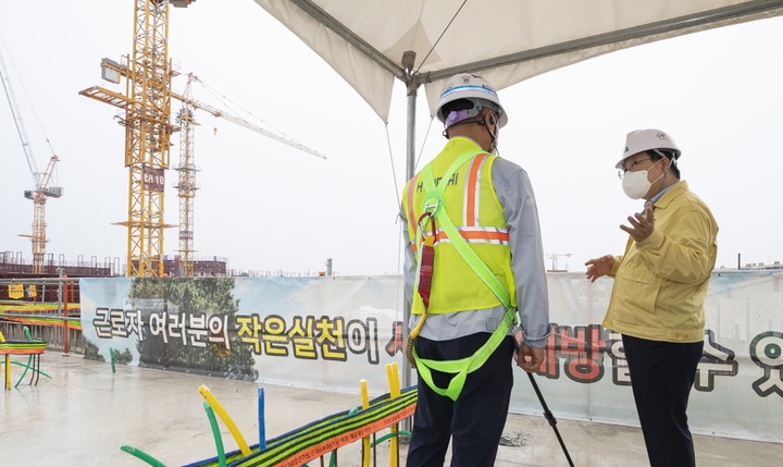 [익산=뉴시스] 강명수 기자 =5일 정헌율 전북 익산시장이 아파트 건설 현장을 찾아 태풍 힌남노 북상에 따른 대응방안을 공유하고 있다. (사진 =익산시 제공) 2022.09.05. photo@newsis.com *재판매 및 DB 금지